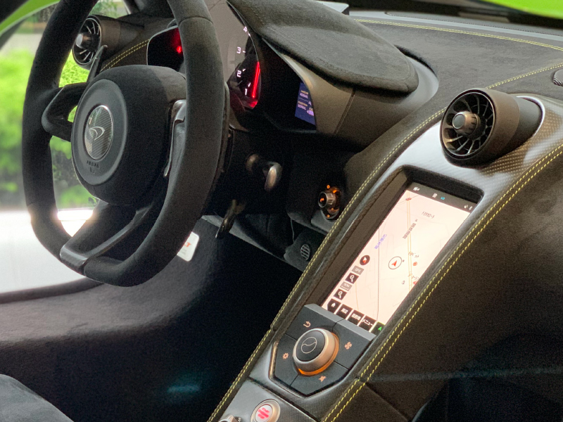 マクラーレン 675LTのナビ